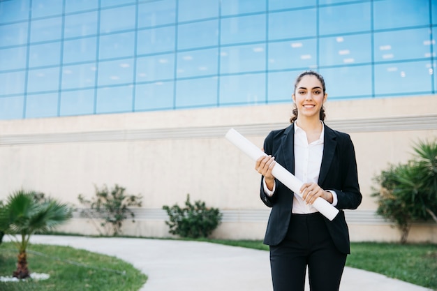 Mujer de negocios sujetando rollo