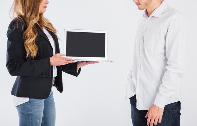 Mujer de negocios sujetando la tablet