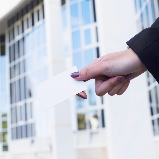  mujer de negocios sujetando tarjeta de visita