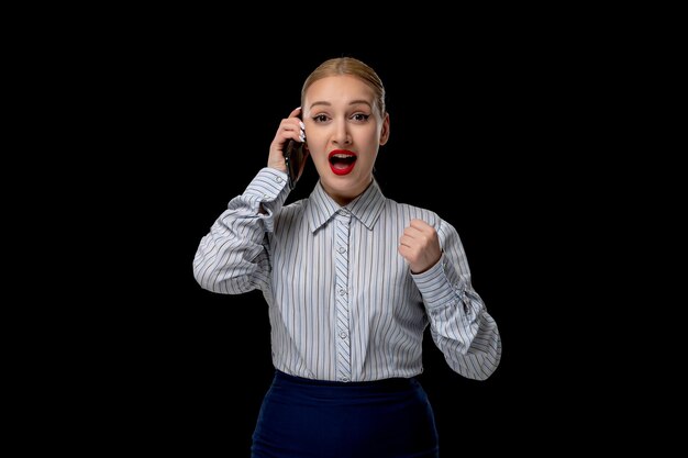 Mujer de negocios súper emocionada dama hablando por teléfono con lápiz labial rojo en traje de oficina