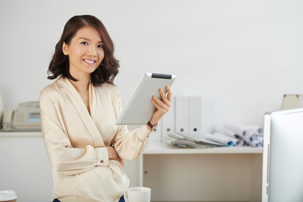 Mujer de negocios con tablet PC