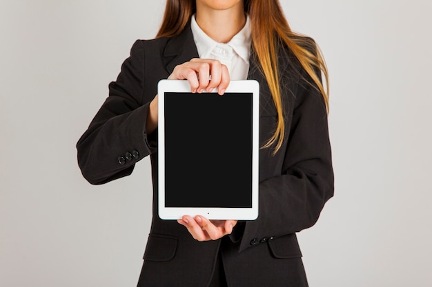 Mujer de negocios con tablet vertical