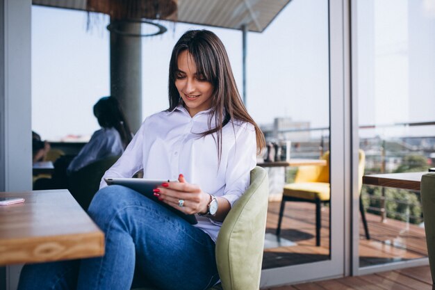 Mujer de negocios con tableta y café