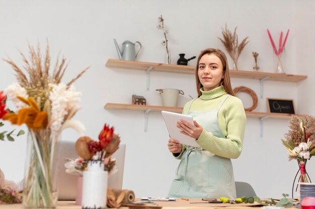 Mujer de negocios con una tableta digital en su propia tienda