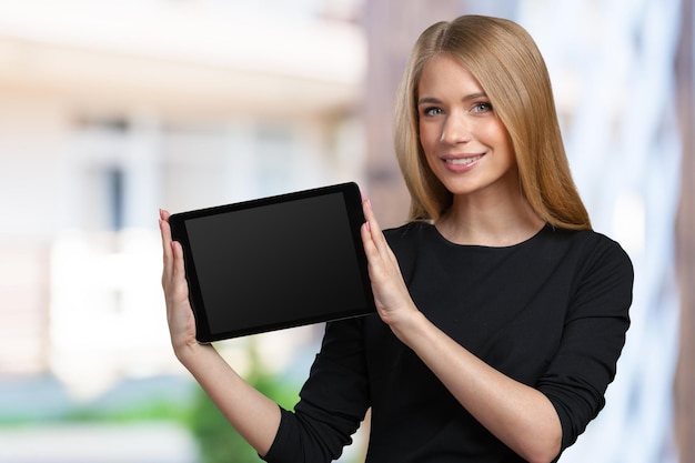 Mujer de negocios con tableta digital