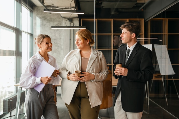 Foto gratuita mujer de negocios de talla grande que trabaja con colegas en una oficina profesional