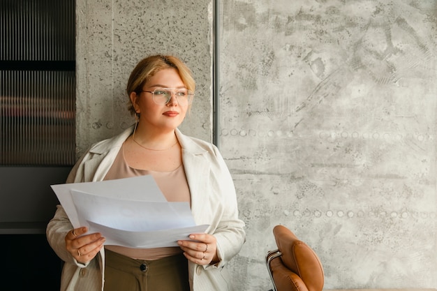 Foto gratuita mujer de negocios de talla grande que trabaja en una oficina profesional