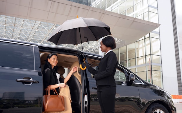 Mujer de negocios, en, un, taxi, taxi