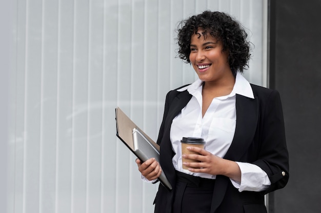 Mujer de negocios con taza de café de tiro medio