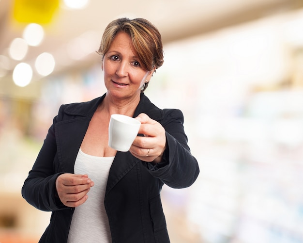 Mujer de negocios con una taza de café