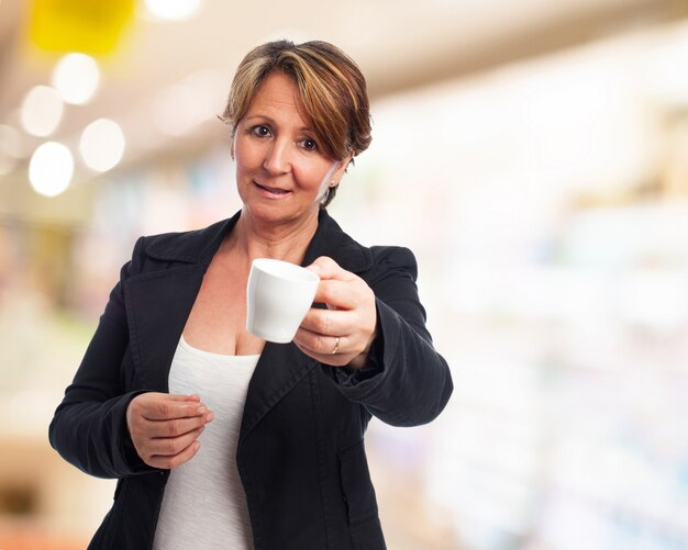 Mujer de negocios con una taza de café