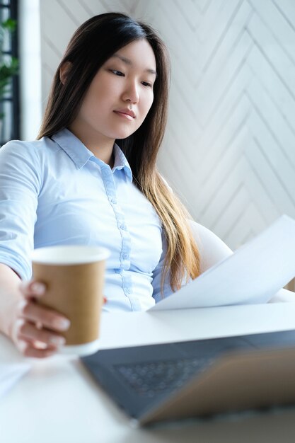 Mujer de negocios, con, taza de café