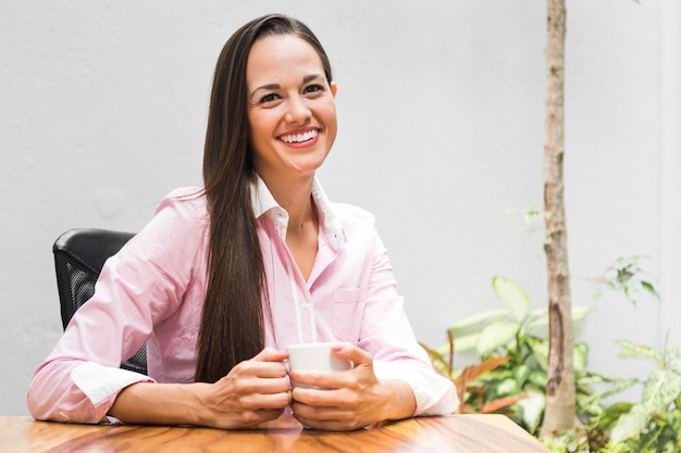 Foto gratuita mujer de negocios con una taza de café