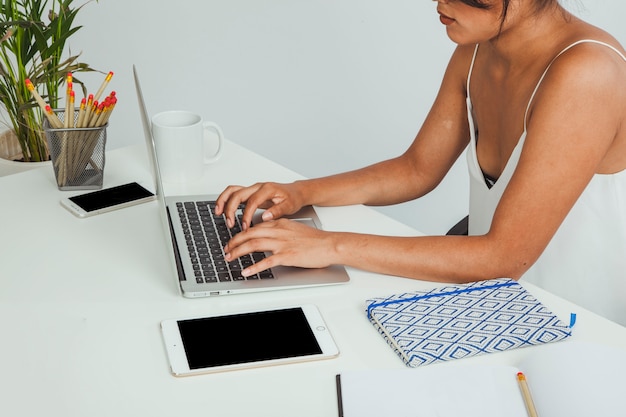 Foto gratuita mujer de negocios tecleando en la oficina