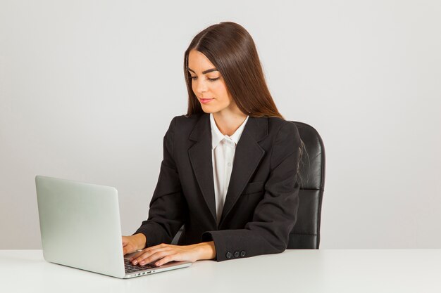 Mujer de negocios tecleando