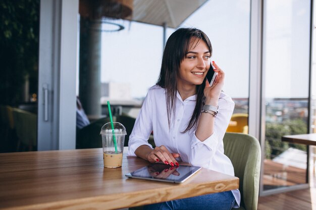 Mujer de negocios con teléfono y café