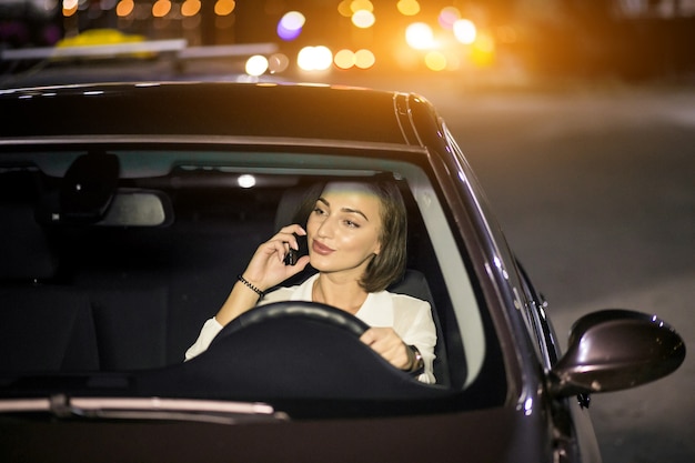 Foto gratuita mujer de negocios con el teléfono en el coche