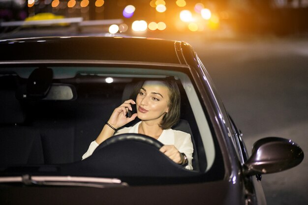 Mujer de negocios con el teléfono en el coche