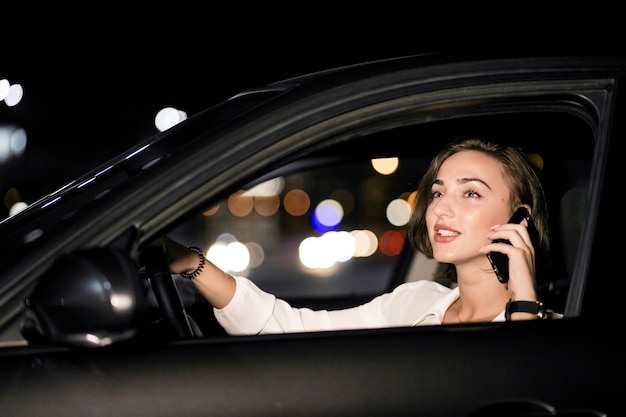 Foto gratuita mujer de negocios con el teléfono en el coche