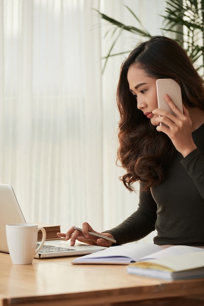 Mujer de negocios por teléfono