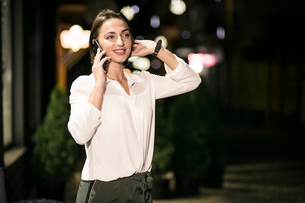 Mujer de negocios con el teléfono