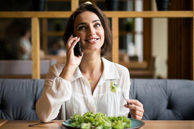 Mujer de negocios con el teléfono