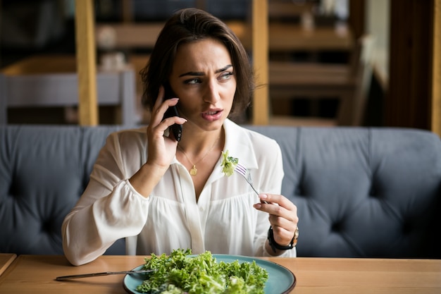 Mujer de negocios con el teléfono