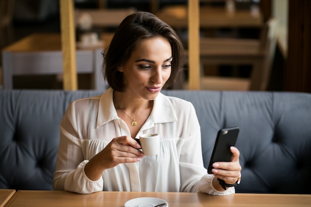 Mujer de negocios con teléfono