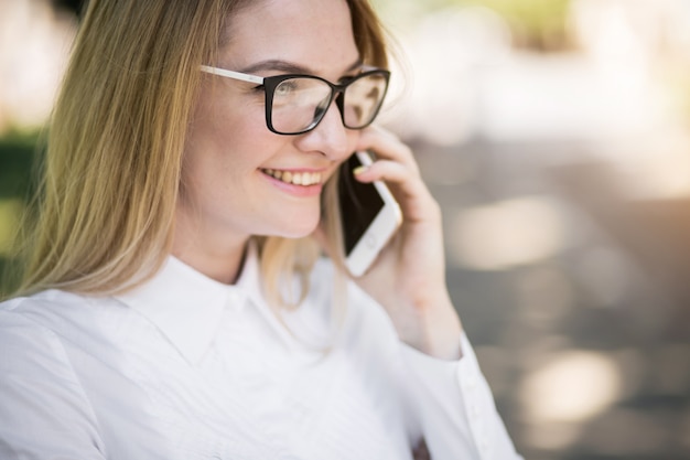 Foto gratuita mujer de negocios con el teléfono