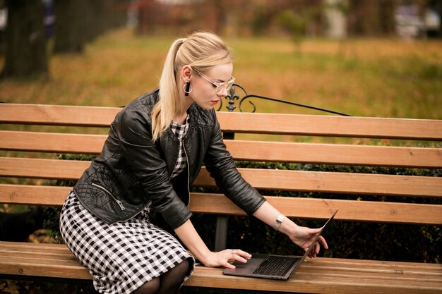 Mujer de negocios con el teléfono