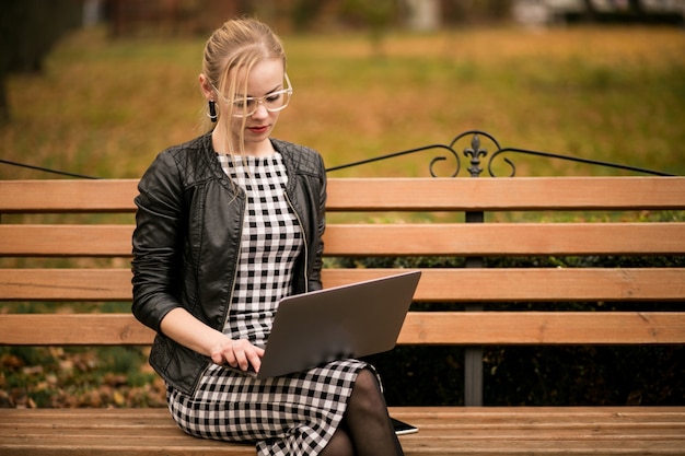 Mujer de negocios con el teléfono