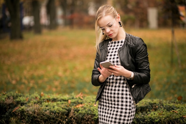 Mujer de negocios con el teléfono