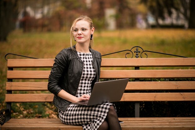 Mujer de negocios con el teléfono