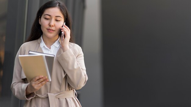 Mujer de negocios, tenencia, cuadernos