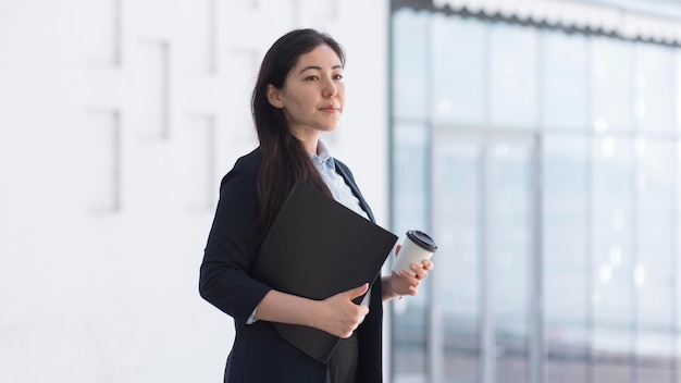 Mujer de negocios de tiro medio con café