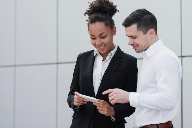 Mujer de negocios y tiro medio colega