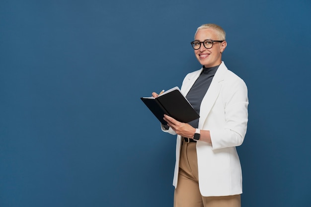 Foto gratuita mujer de negocios de tiro medio con cuaderno