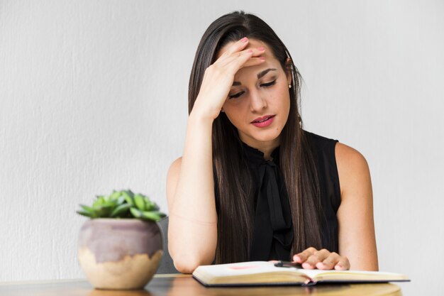 Mujer de negocios de tiro medio enfatizando sobre proyecto