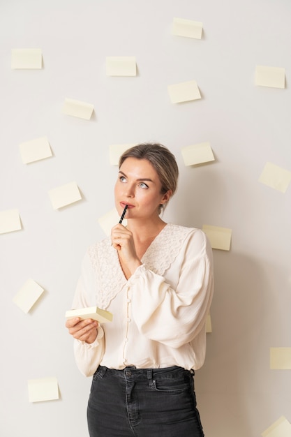 Mujer de negocios de tiro medio pensando