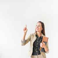 Foto gratuita mujer de negocios del tiro medio que señala con el espacio de la copia