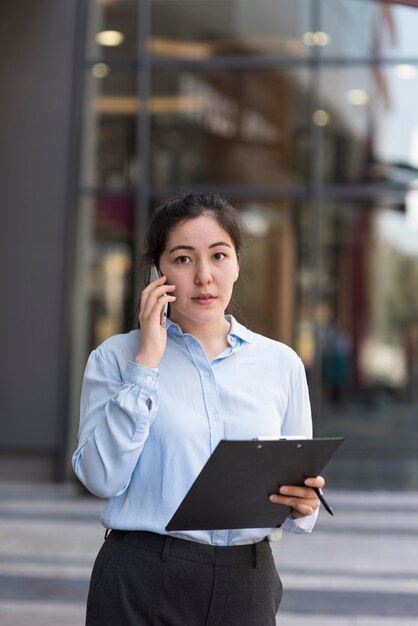 Mujer de negocios de tiro medio trabajando