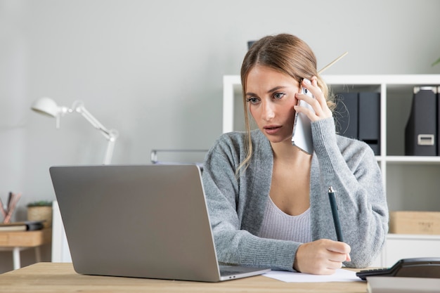 Mujer de negocios de tiro medio trabajando