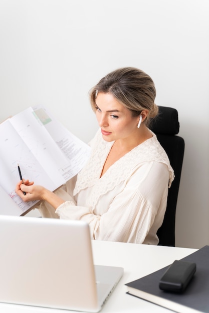 Foto gratuita mujer de negocios de tiro medio trabajando