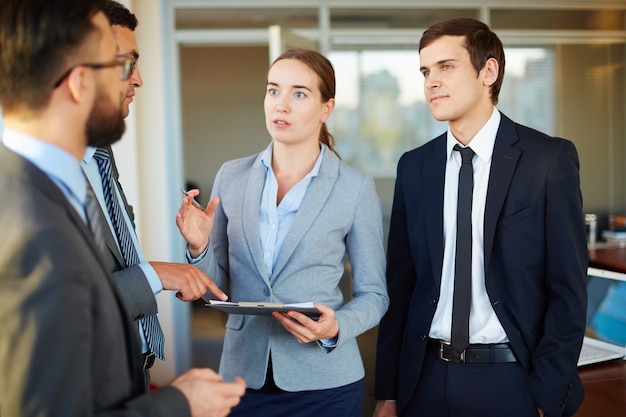 Foto gratuita mujer de negocios tomando decisiones