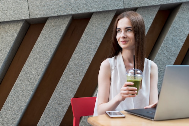 Mujer de negocios tomándose una bebida