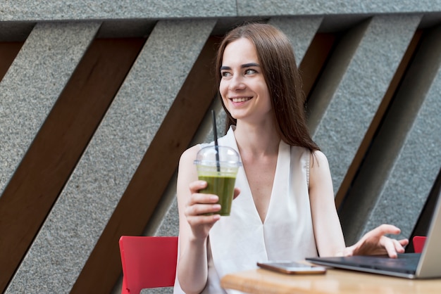 Foto gratuita mujer de negocios tomándose una bebida