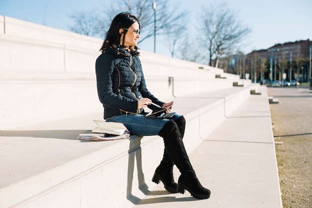 Mujer de negocios trabajando al aire libre con tableta