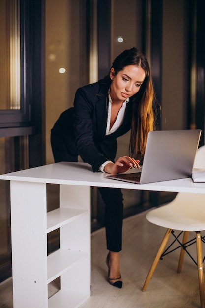 Mujer de negocios trabajando hasta altas horas de la noche en la oficina