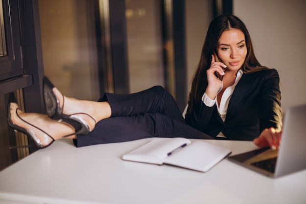 Mujer de negocios trabajando hasta altas horas de la noche en la oficina