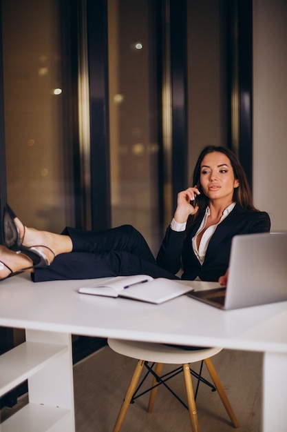 Mujer de negocios trabajando hasta altas horas de la noche en la oficina
